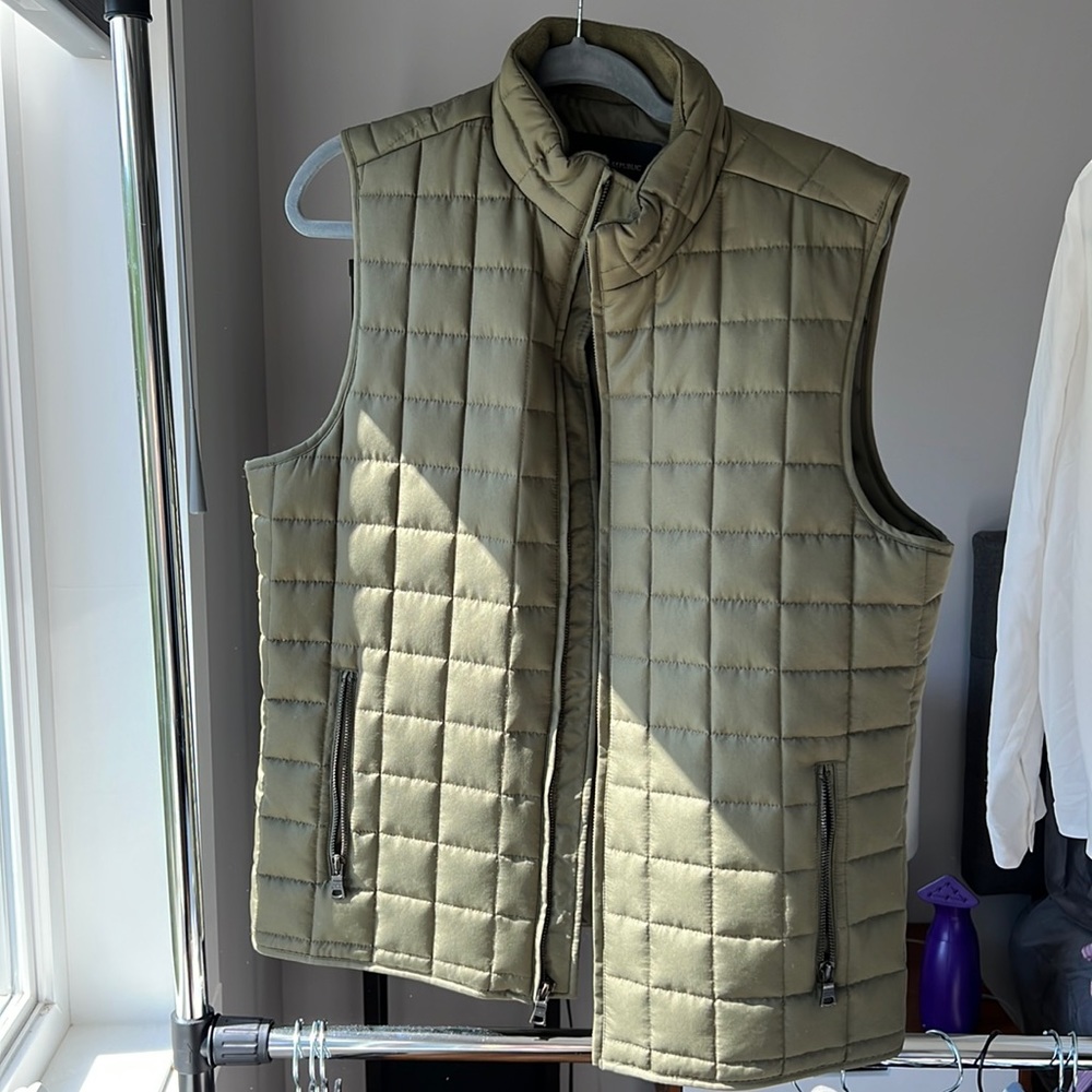 Banana Republic men’s quilted olive green vest.